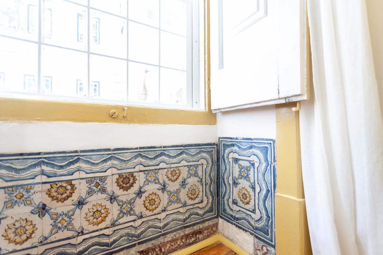 Yellow Tiles In City Center Lisbon Bagian luar foto